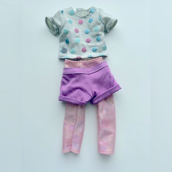 2 Glitter Girls Poseable Fashion Dolls and two additional outfits included - Picture 13 of 15